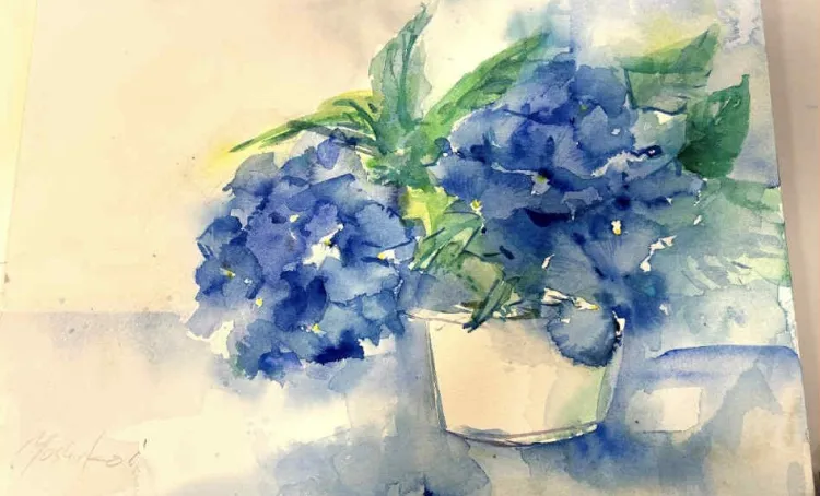 青い紫陽花が花瓶に生けられた水彩画