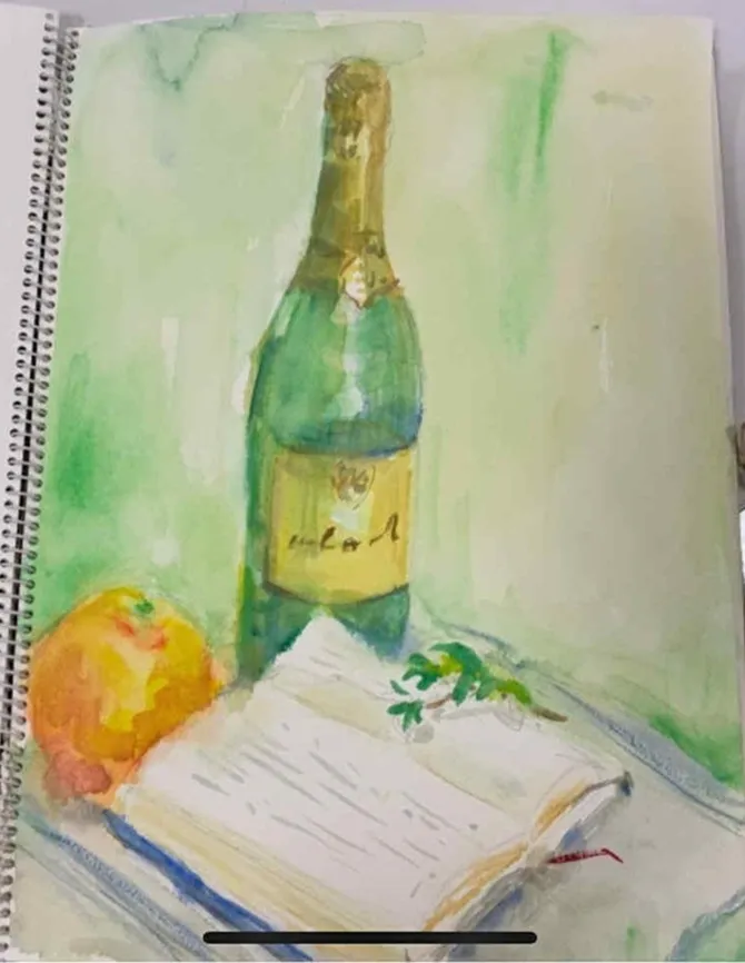 緑のボトル、オレンジの果物、開いた本が描かれた水彩の静物画