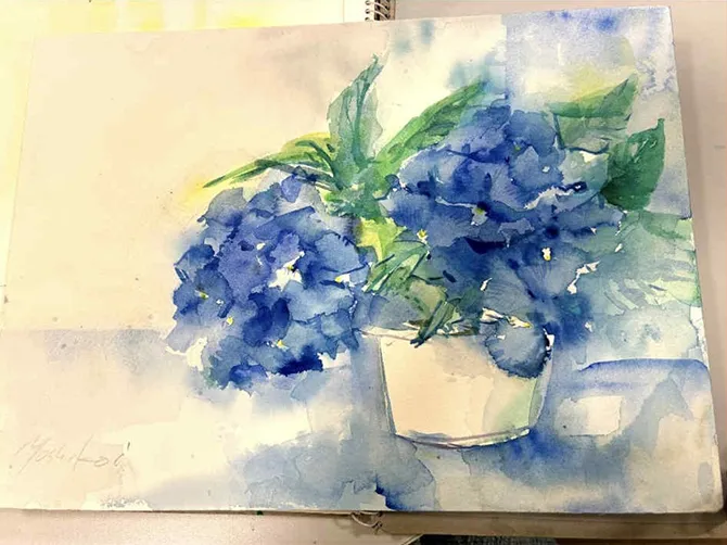 青い紫陽花が花瓶に生けられた水彩画