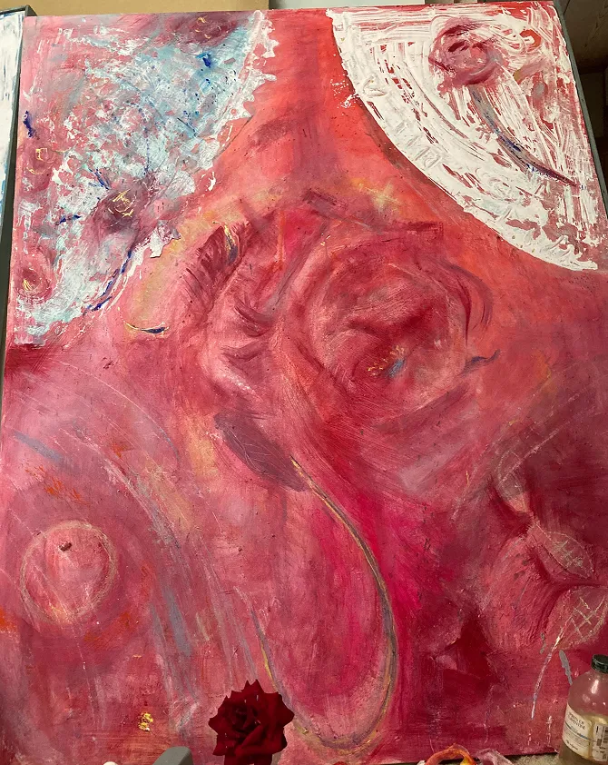 全体が赤色で、白い渦巻きと青い飛沫が加わったバラの抽象画